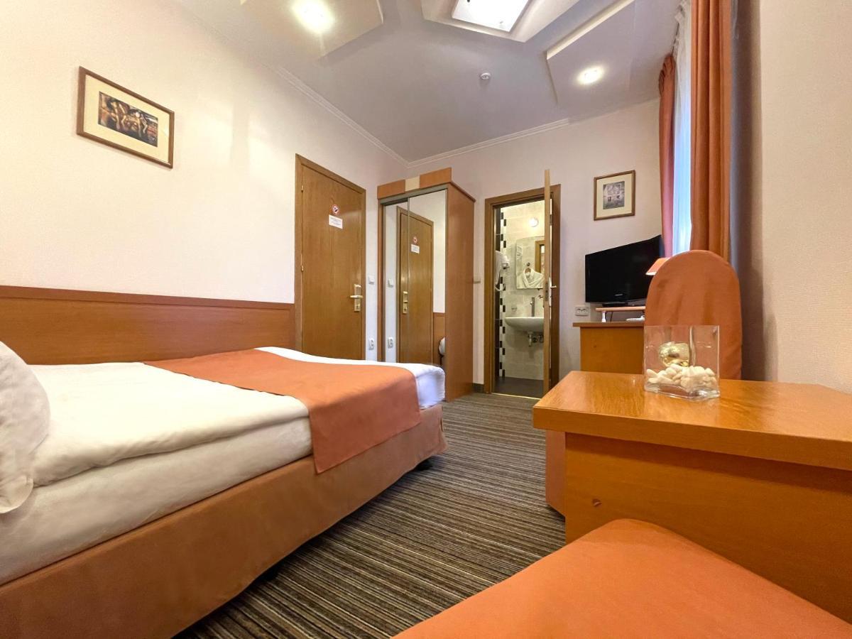 Economy Room In Hotel Eney Leopoli Esterno foto
